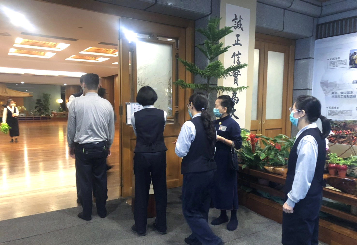 所有人進出靜思堂必需量額溫以及酒精洗手消毒,並戴好醫療口罩,如溫度超過37.5度則禁止進入。