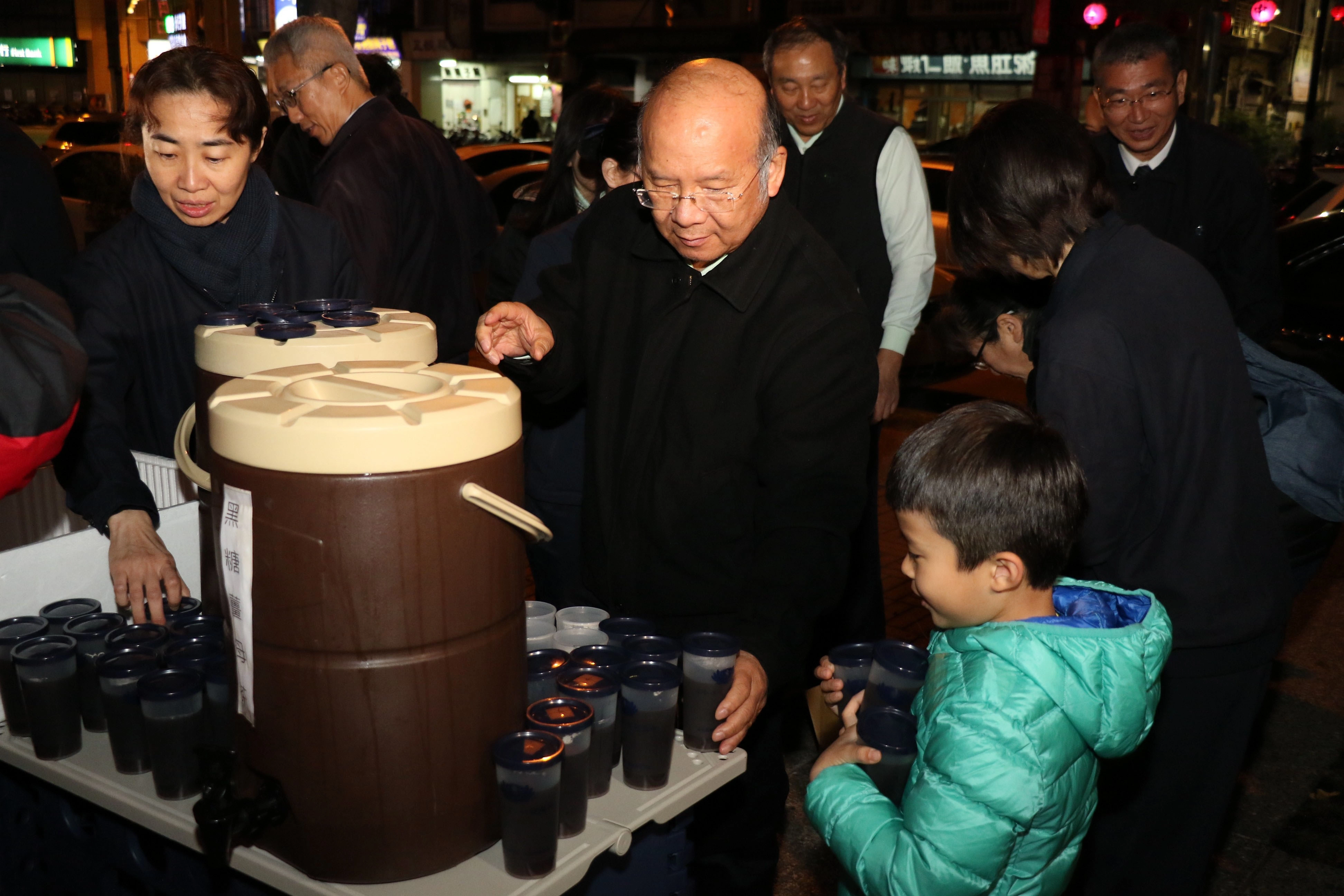 臺中慈濟醫院同仁將熱薑茶裝杯,準備分送街友。