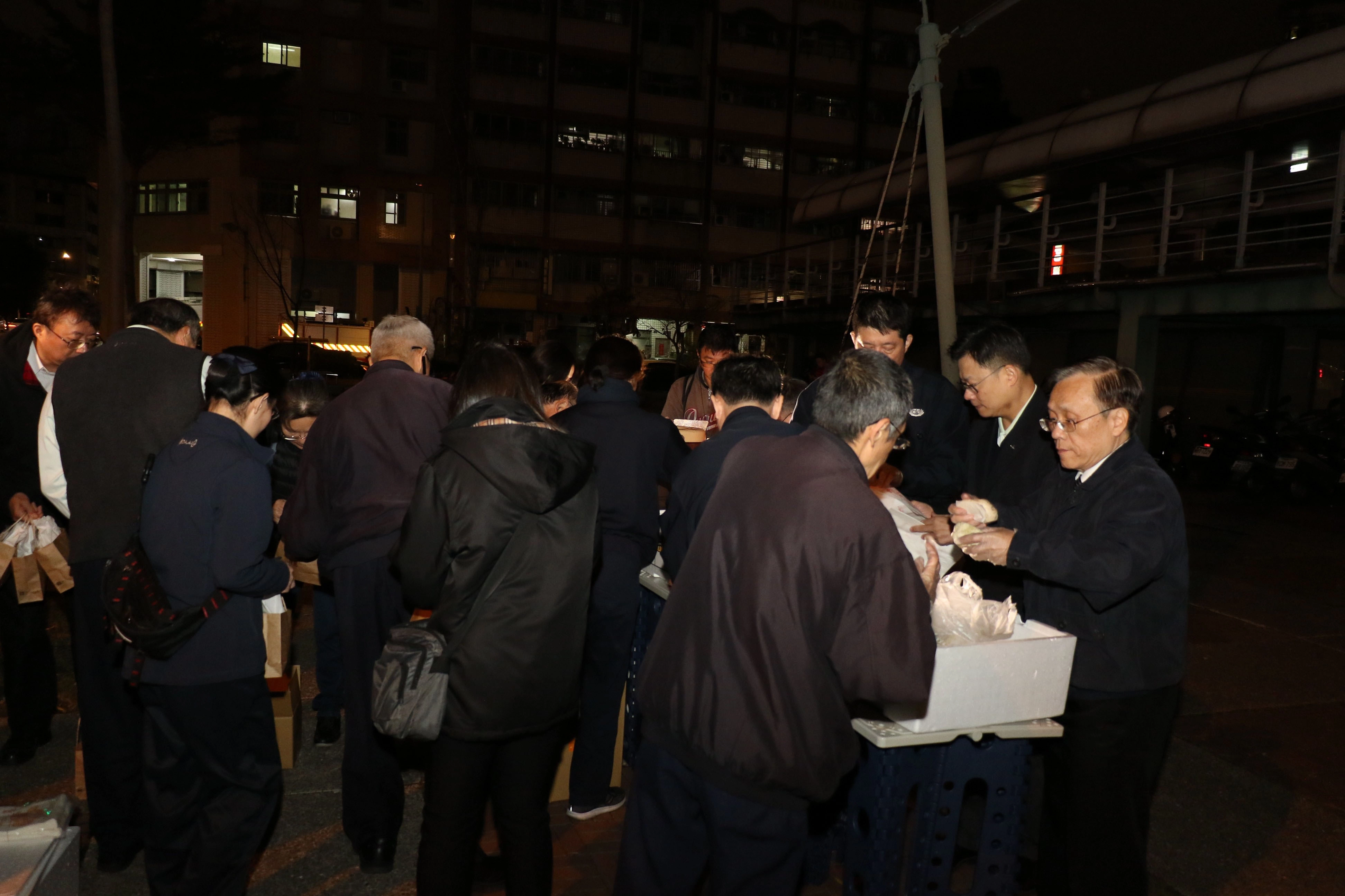 臺中慈濟醫院醫護同仁,連續第四年在跨年夜關懷街友。
