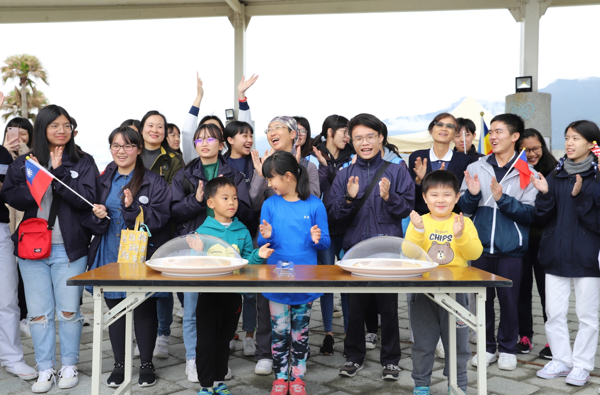 2020是慈濟環保三十年,元旦日海內外10個國家地區,近500名慈濟young善青年與志工們齊聚花蓮七星潭辦理「2020愛曙光,護海洋」活動,活動為元旦與一月生日的壽星慶生。