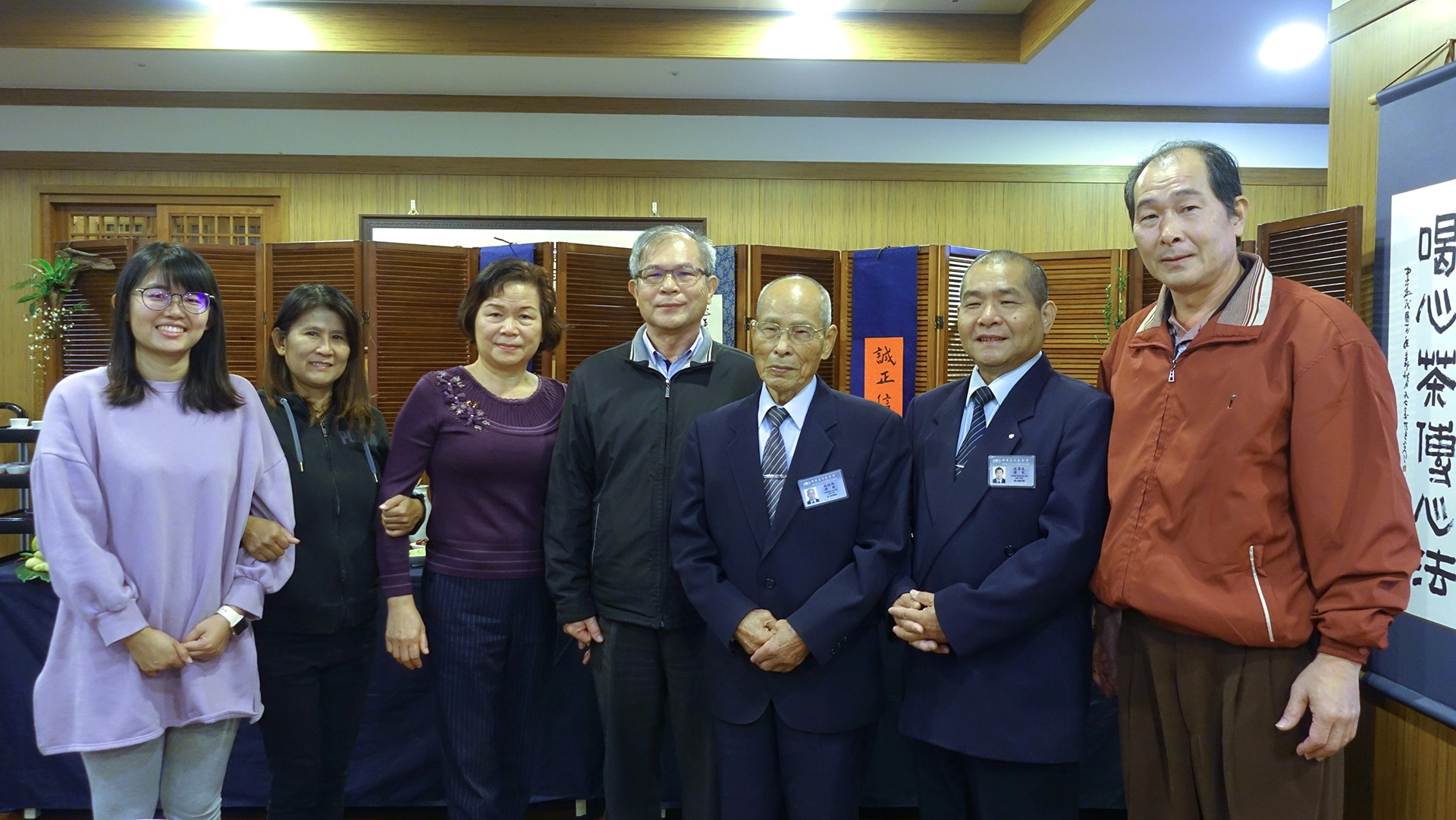 2020年元旦林橙樂(右三)在三個兒子陪同下一起到台中靜思堂，右起小兒子、二兒子林勇成、大兒子林金山，以及媳婦孫女。