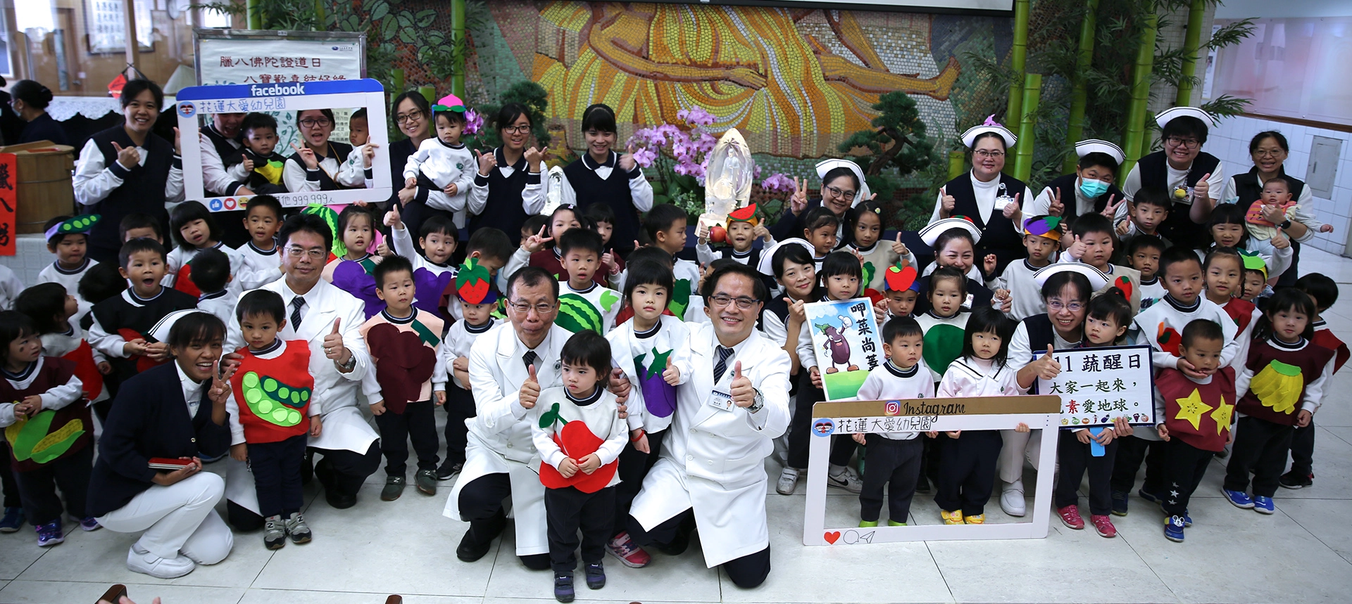 除了有暖呼呼的臘八粥可以吃,還有來自大愛幼兒園的小朋友們,為大家帶來可愛的歌舞表演,讓現場的民眾都感受到孩子們滿滿的健康活力!