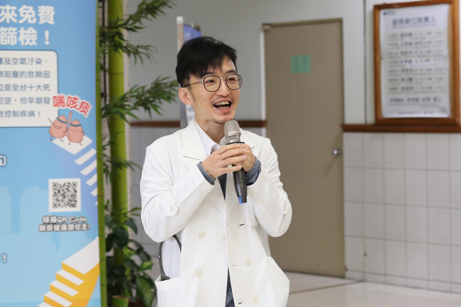 花蓮慈濟醫院胸腔內科醫師胥愛璽提醒,若是出現咳嗽、卡痰、喘、呼吸困難等症狀並反覆惡化,持續三周以上或是年過四十,須盡速就醫檢查。