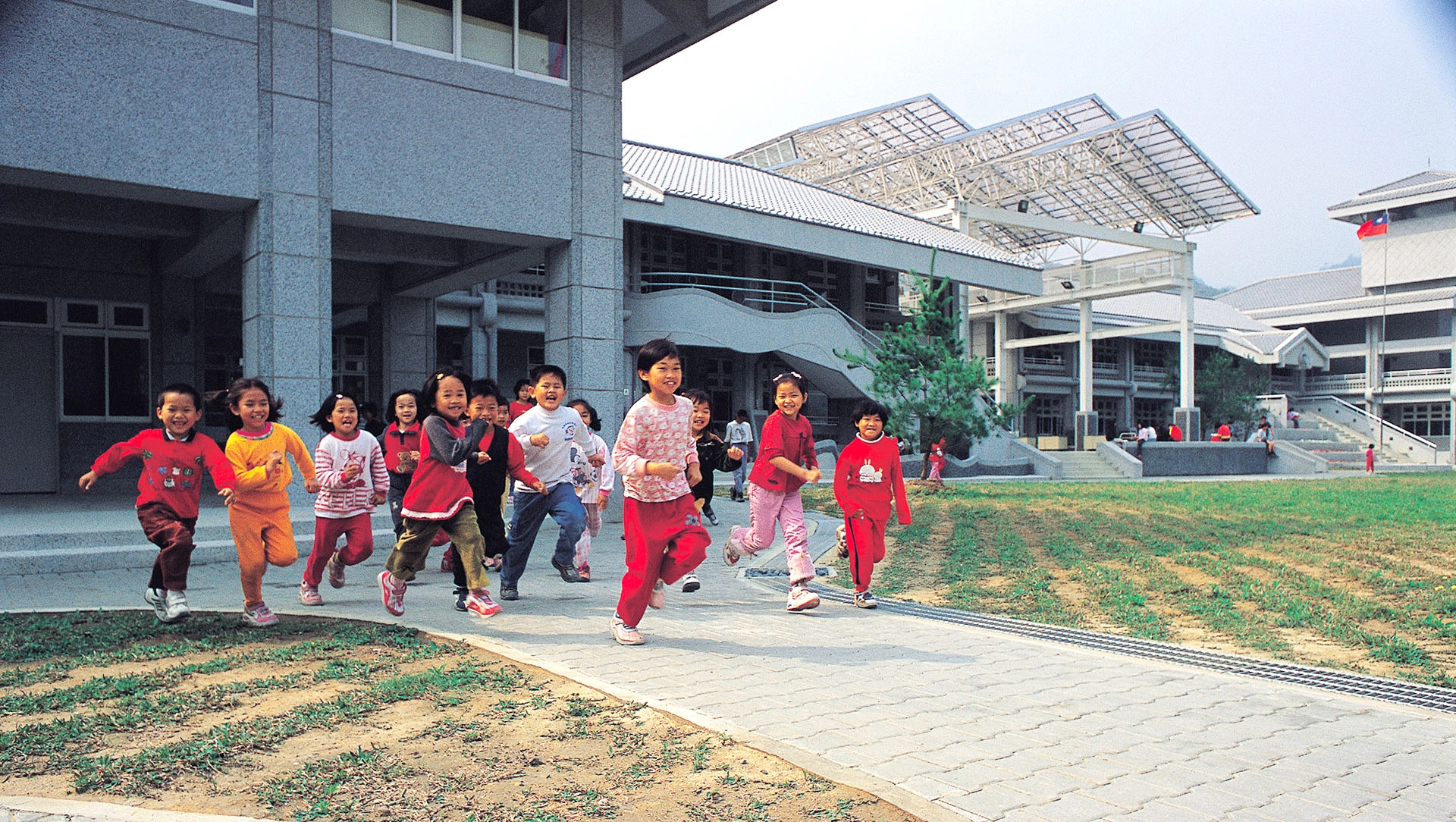 教育部委託11所學校援建、慈濟再認養40所學校重建,總計51所希望工程學校援建於2004年全數完成。