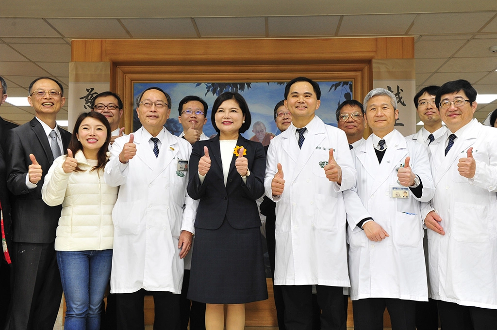 在院長簡瑞騰表演大鼓的鏗鏘聲中,斗六慈濟醫院今日揭開歡喜慶祝周年序幕。雲林縣長張麗善等貴賓到場表達感恩醫院協力建構雲林完善的醫療網絡,並與醫療團隊合力在蛋糕上擠上生日快樂字樣。