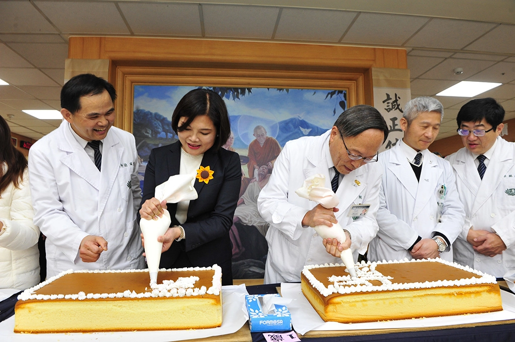 斗六慈濟醫院特別準備慶生蛋糕在大廳一字排開,合心協力在蛋糕上以奶油擠上斗六慈濟醫院「一歲生日快樂」,在熱烈的掌聲中,期待雲林更完善的醫療服務。