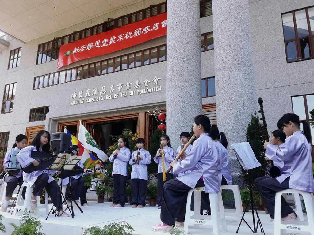 慈濟基金會持續在全臺各道場舉辦歲末祝福感恩會,1月4日、5日在新店靜思堂,廣邀社區社會大眾蒞臨參加。