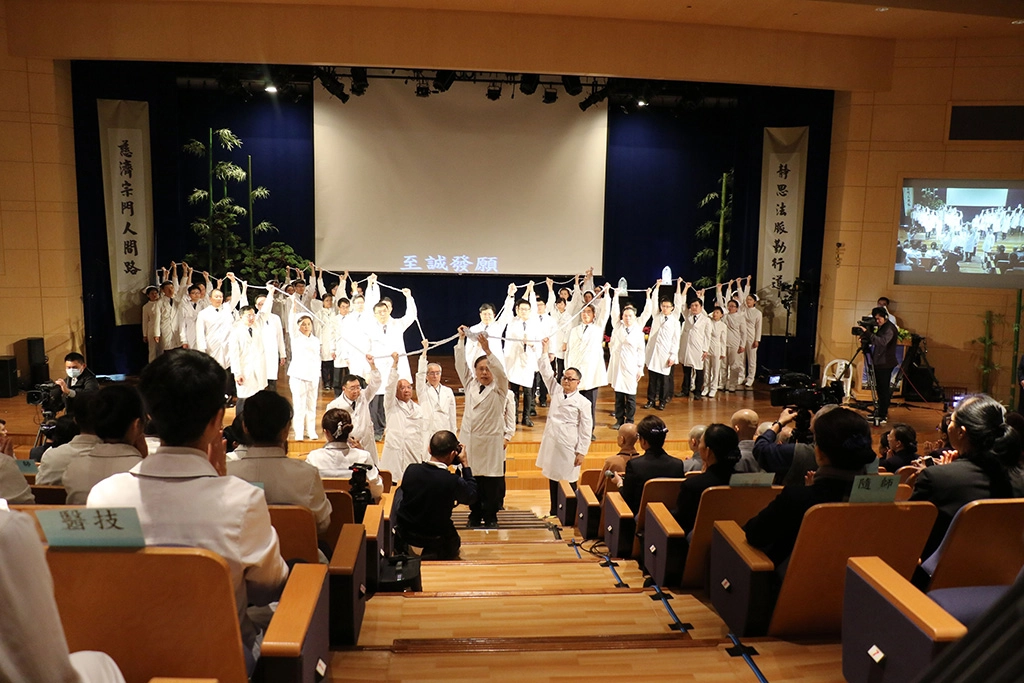 臺中慈濟醫院歲末祝福以「粽繩」寓意人人結合成串,成為證嚴法師行願半世紀,為佛教、為眾生的種子。