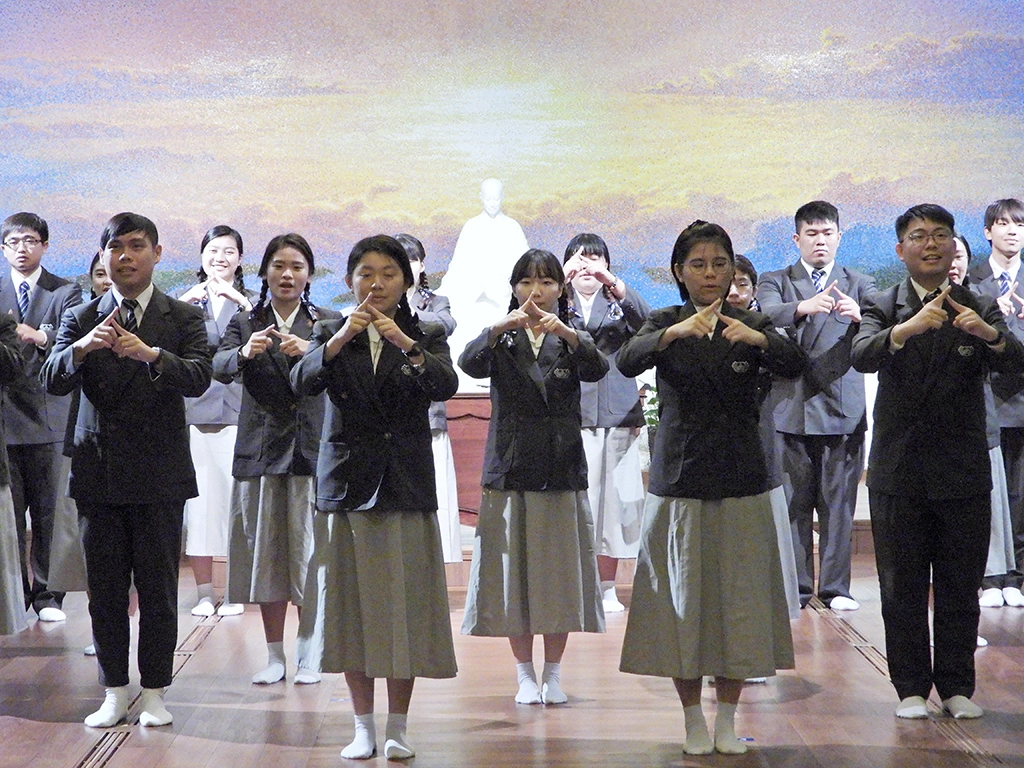 昕師父勉勵大家在實習期間好好學習外,並要記住做人的道理,「人」字很簡單只有兩劃,但稍微偏差一點就會與原意有出「入」,突出一點又會變成什麼都不是,要守住那份純正的信念,做該做的事,堅持傳播人的價值。
