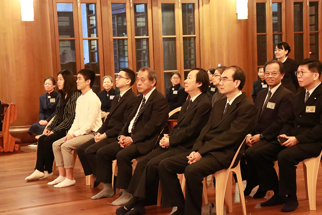今天授袍典禮包括精舍師父、大愛台副總監張尊昱、慈濟大學教育傳播學院何縕琪院長、傳播系系主任傅維信和傳播系師長,以及慈誠懿德會,學生家長等到場觀禮。