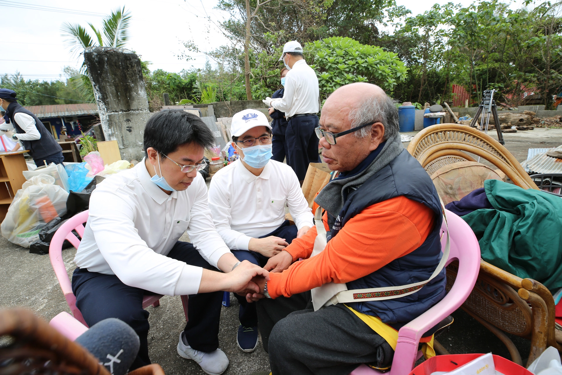 花蓮慈濟醫院院長、副院長與社工關心獨居長者的身體健康，也幫助改善居家環境。
