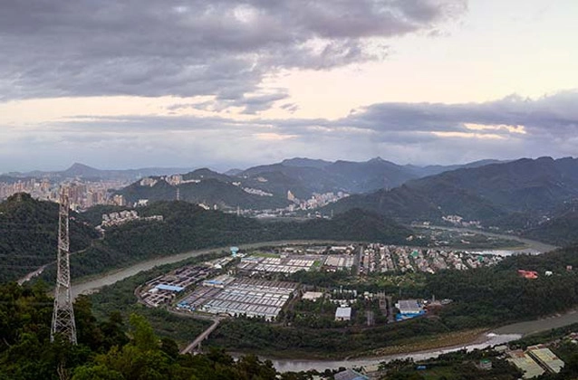 圖:站在新店東華宮廣場前俯眺,清澈的南勢溪與北勢溪所合抱的直潭淨水廠,供應著大台北地區約三百萬名居民的用水。