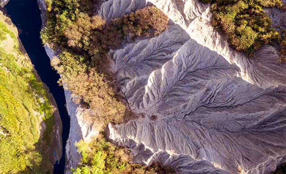 圖:從空中俯瞰台南月世界的石灰岩地形。原水水質深受地質影響,在台灣越往東與南,石灰岩地形越多,水質越「硬」。