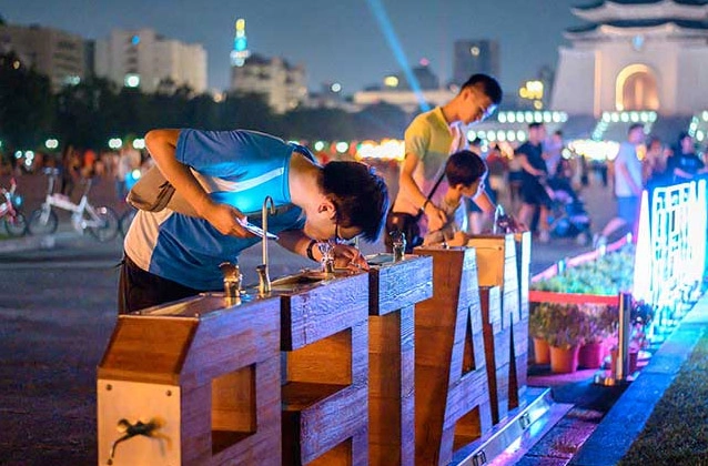 圖:為避免製造太多寶特瓶,台北市自來水事業處在中正紀念堂等公共場所,設置移動式生飲機。