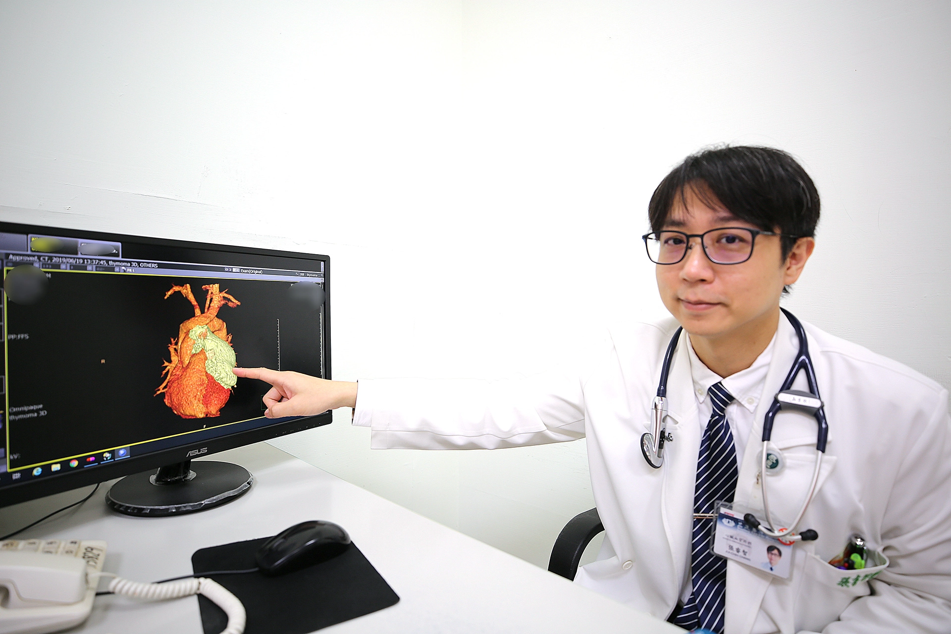 花蓮慈濟醫院外科部主任張睿智,指出陳先生的胸腺瘤非常靠近心包膜。