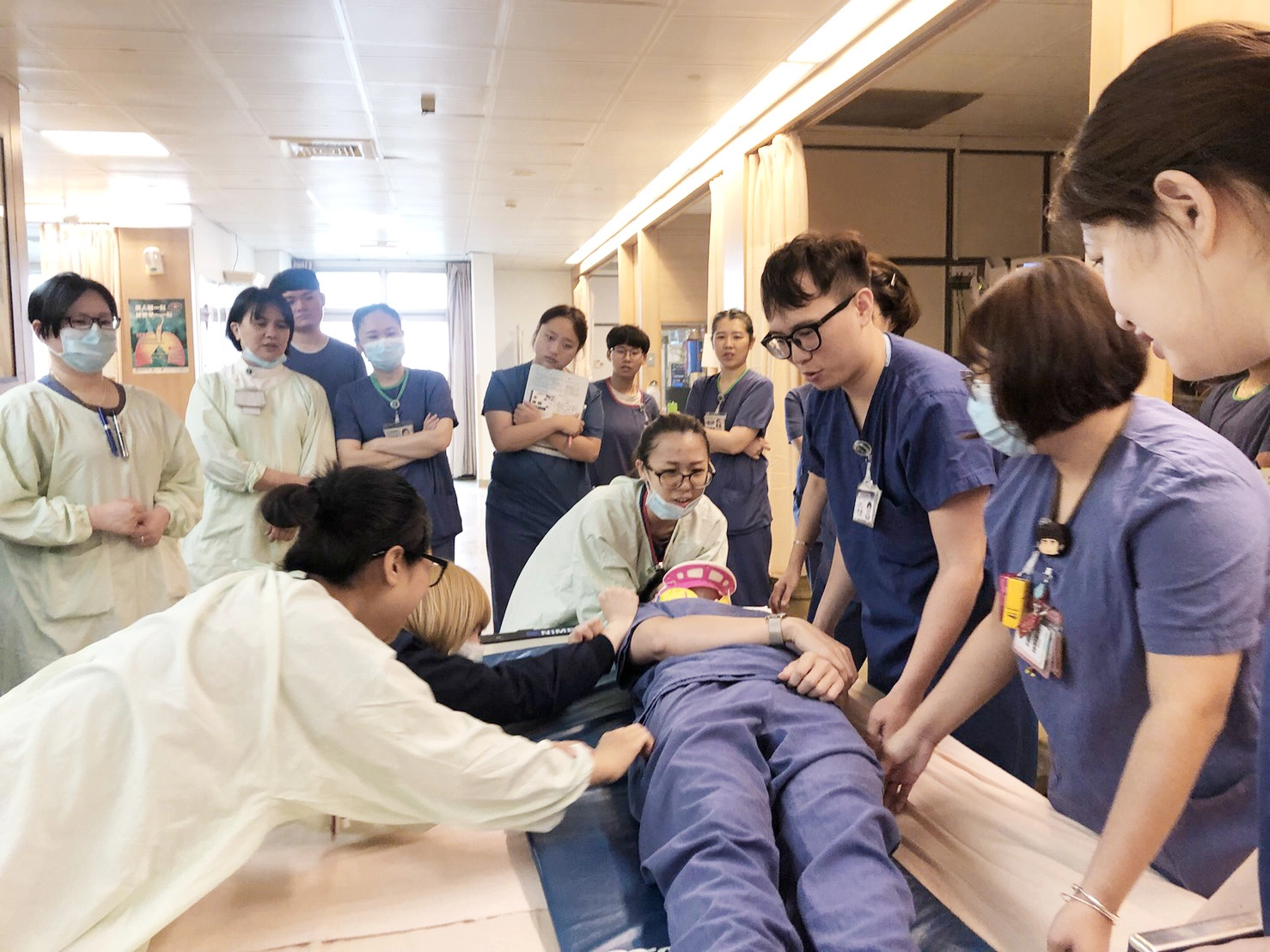 實際體驗當病人被固定,同理病人的不適及恐懼, 並能依照不同臨床情境提供適切的固定方式。