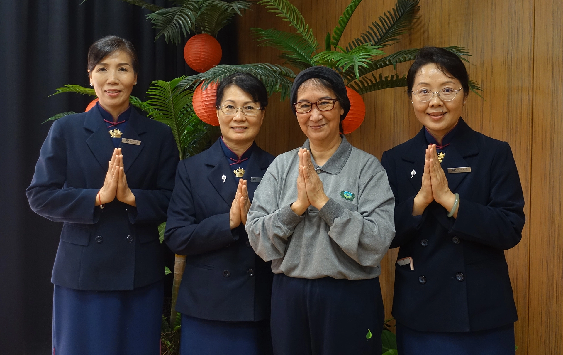 張允柔(右二)不向命運低頭,感恩社會上有許多人關心她、幫忙她。