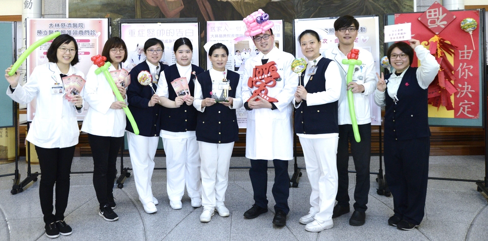 大林慈濟醫院安寧緩和醫療科主任孔睦寰醫師(右四)希望可以有越來越多人認識病主法,在健康時就先想好,萬一無常來臨時,希望家人或社會怎麼照顧自己。