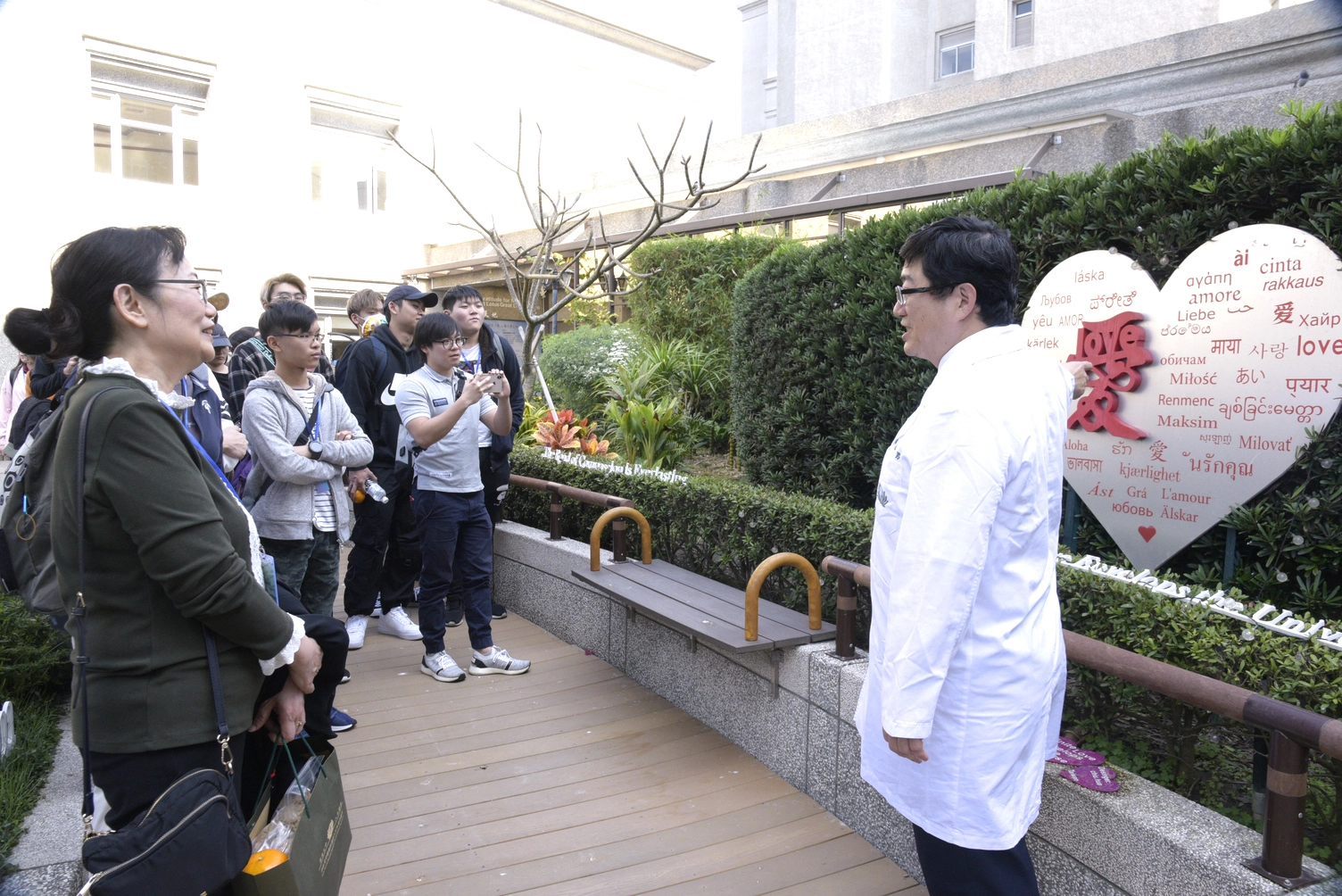 香港大學師生參訪大林慈濟醫院,副院長林名男全程陪同,分享慈濟推動素食環保的健康飲食、健康照護、水電節能、廢棄物減量、綠色醫院等理念。