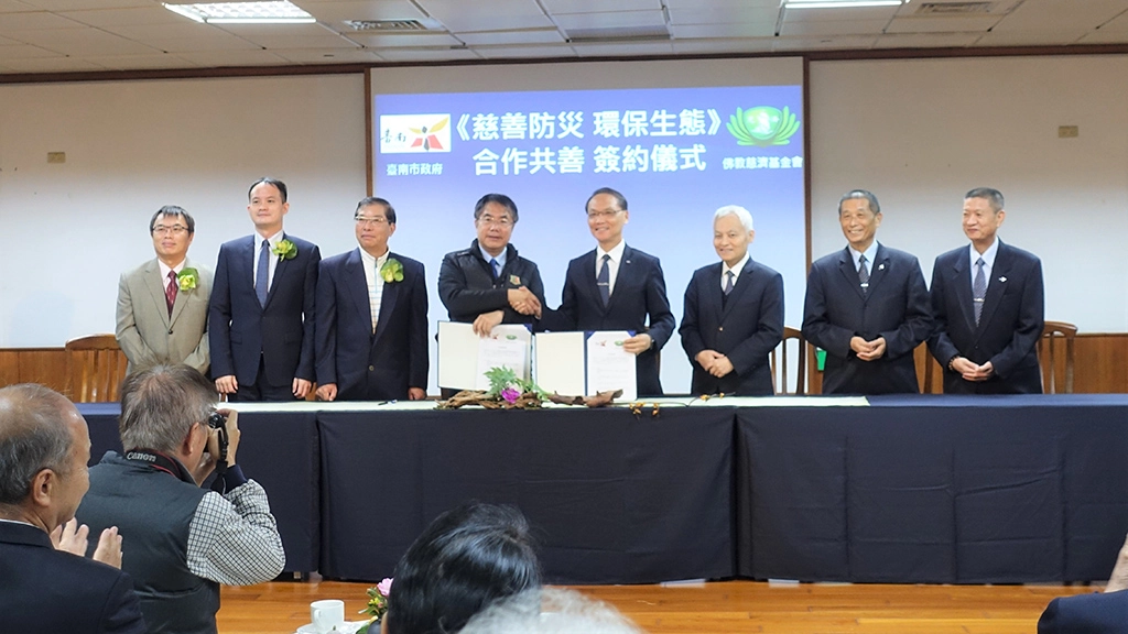 1月12日臺南市政府與慈濟簽訂合作共善備忘錄,由臺南市政府黃偉哲市長(左四)、慈濟基金會顏博文執行長(右四)共同簽訂。