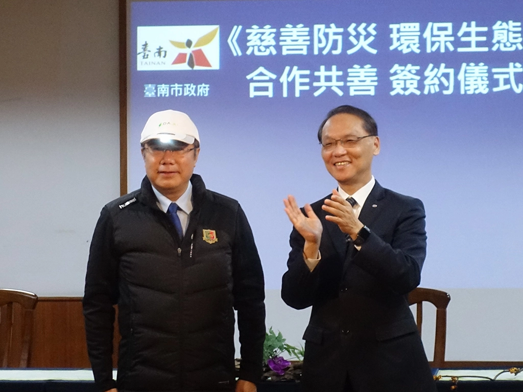 慈濟致贈用回收物製成的環保燈帽,黃偉哲市長立刻試戴。