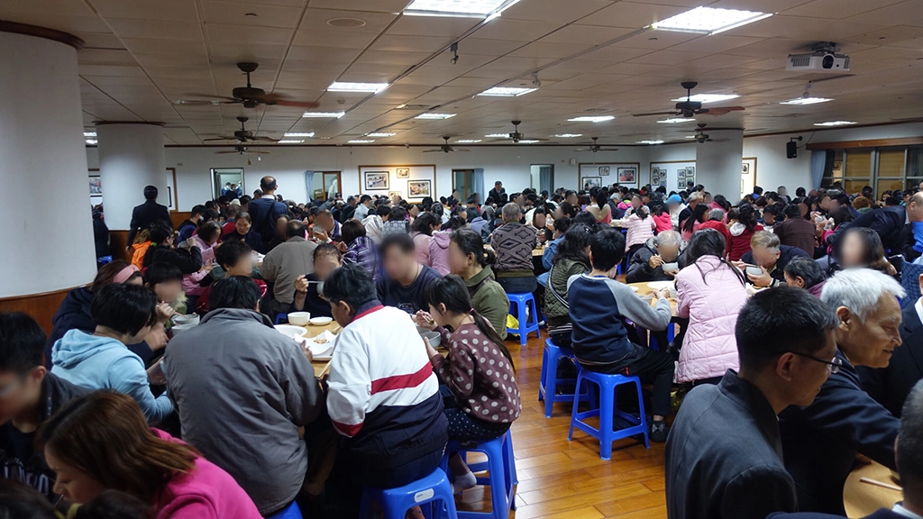 慈濟1月12日舉辦冬令發放圍爐,席開83桌,共237戶慈濟照顧戶一起圍爐。