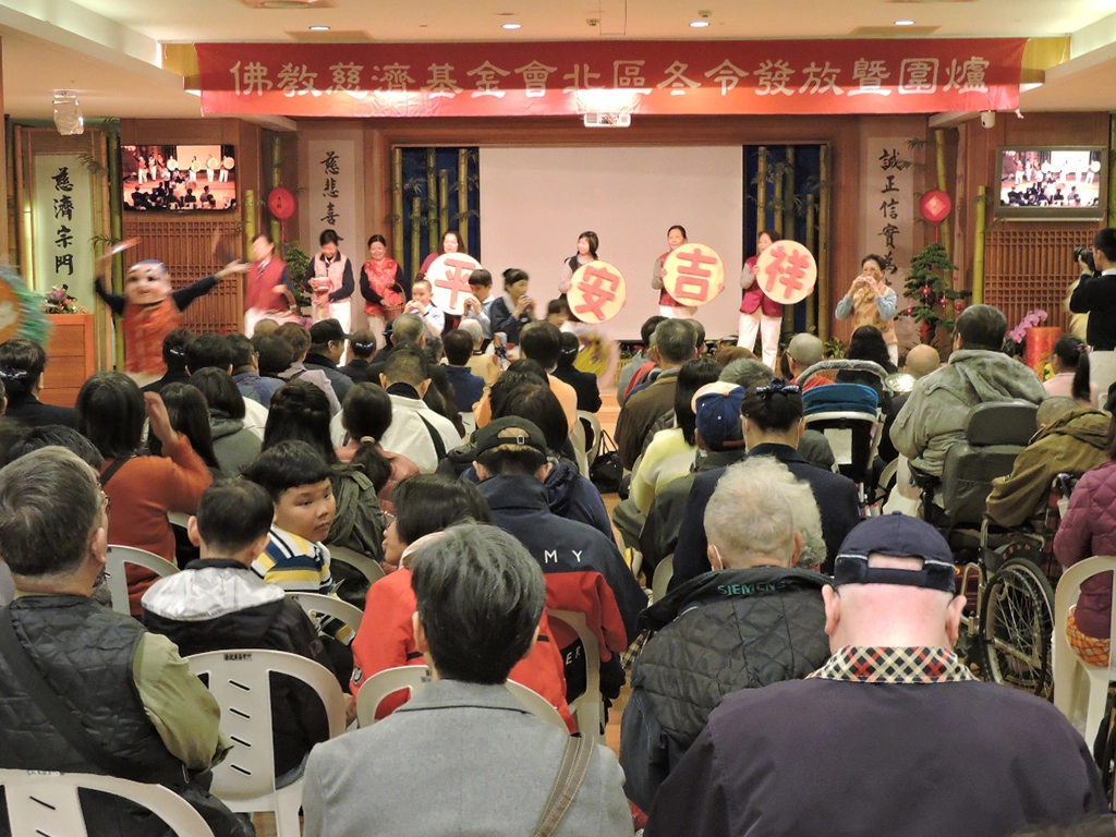 歲末年終之際,慈濟基金會在全臺各地舉辦43場次「2020年冬令發放暨圍爐活動」。