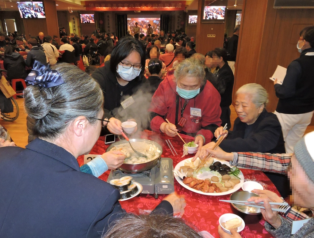 慈濟志工獻上來自全球慈濟人溫暖祝福,持續用愛陪伴、用心關懷逾2萬1千戶的弱勢家庭,一起歡喜迎新年。