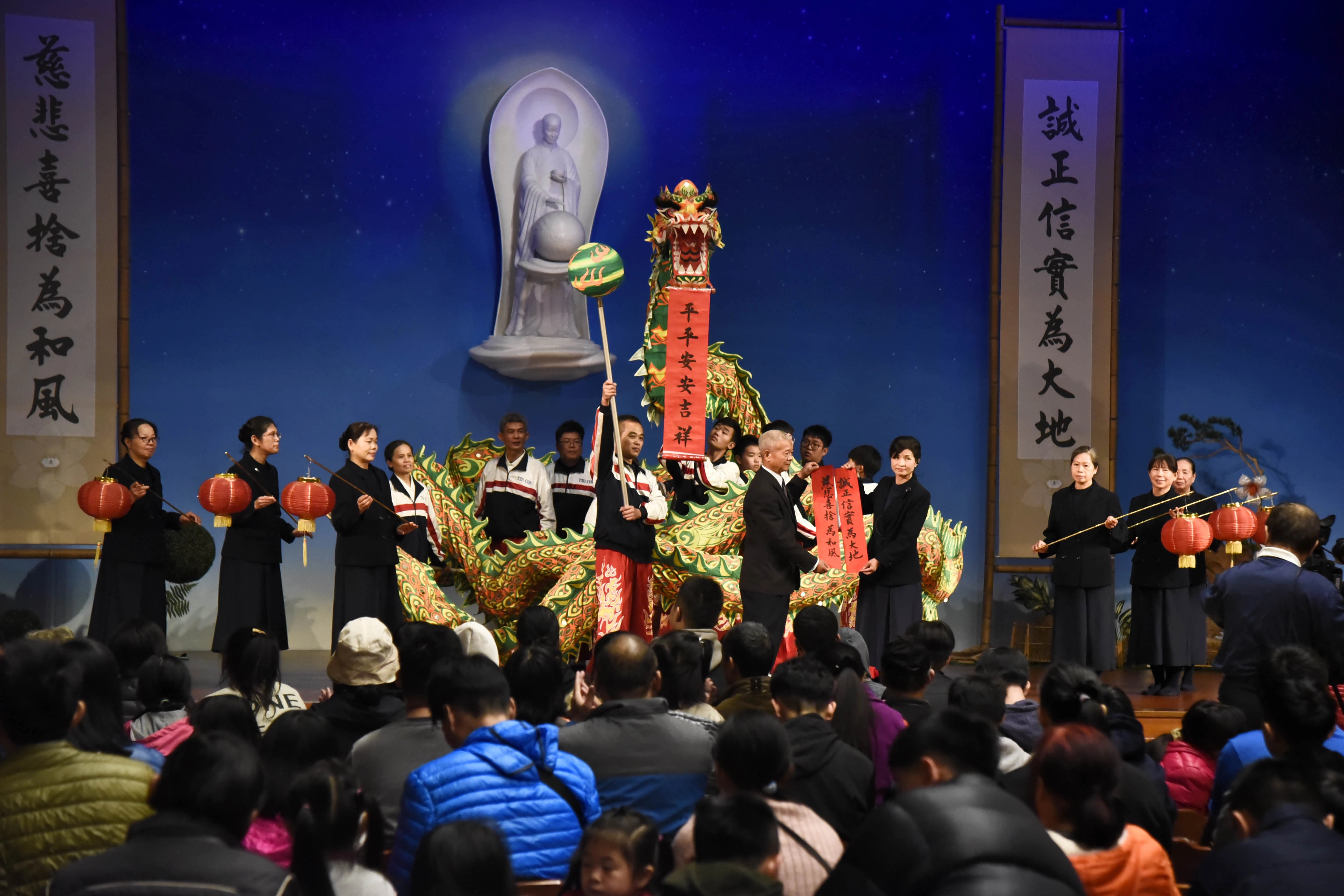 一年一度的冬令發放暨圍爐,1月12日於新竹靜思堂登場,計邀約新竹縣市133戶共317人的慈濟照顧戶一起來參與。