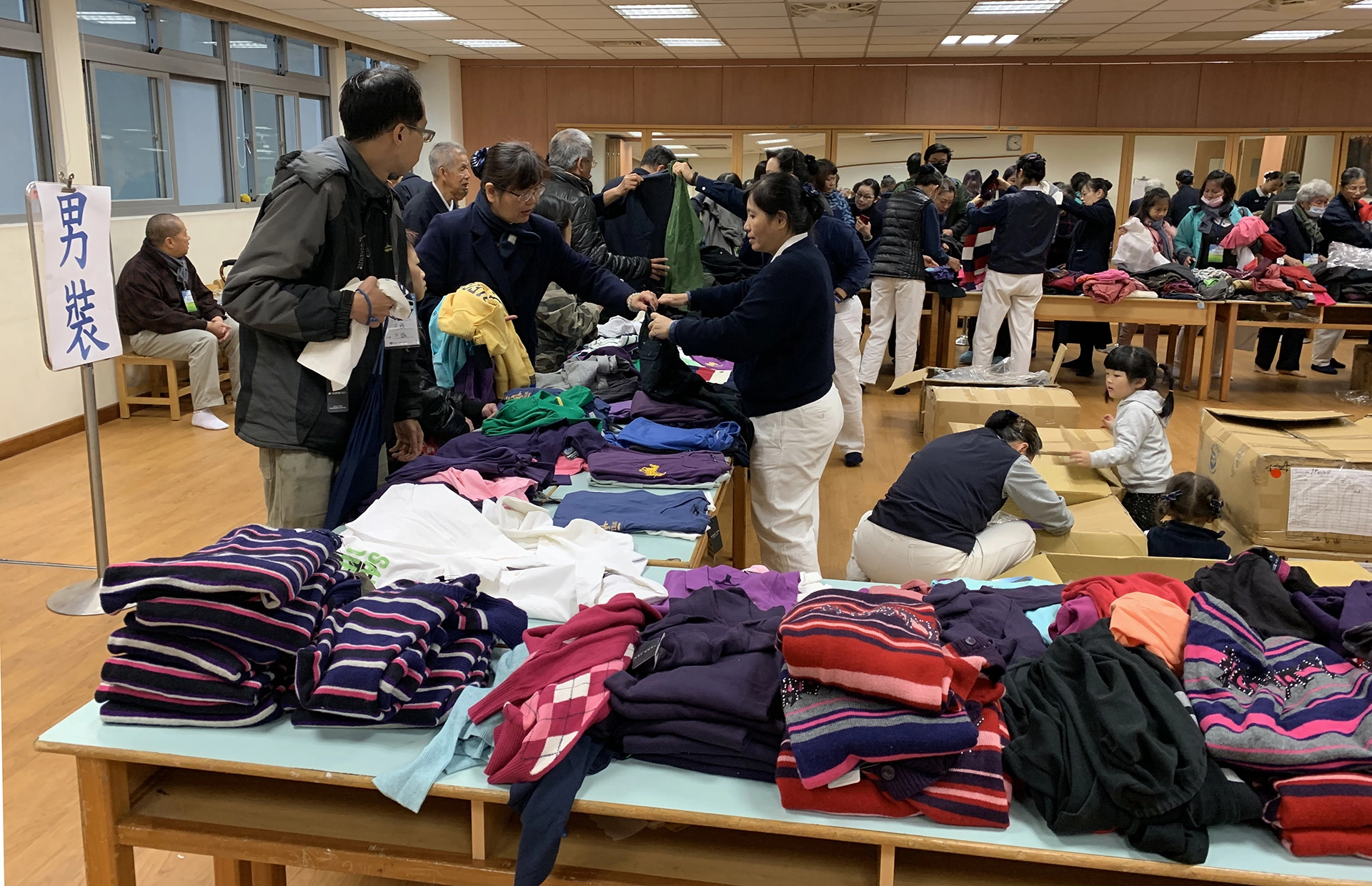 12日桃園靜思堂舉行了冬令發放暨圍爐活動,邀請桃園地區慈濟照顧戶、獨居長者逾350人一起來桃園靜思堂提前圍爐,現場亦安排各類分站活動。