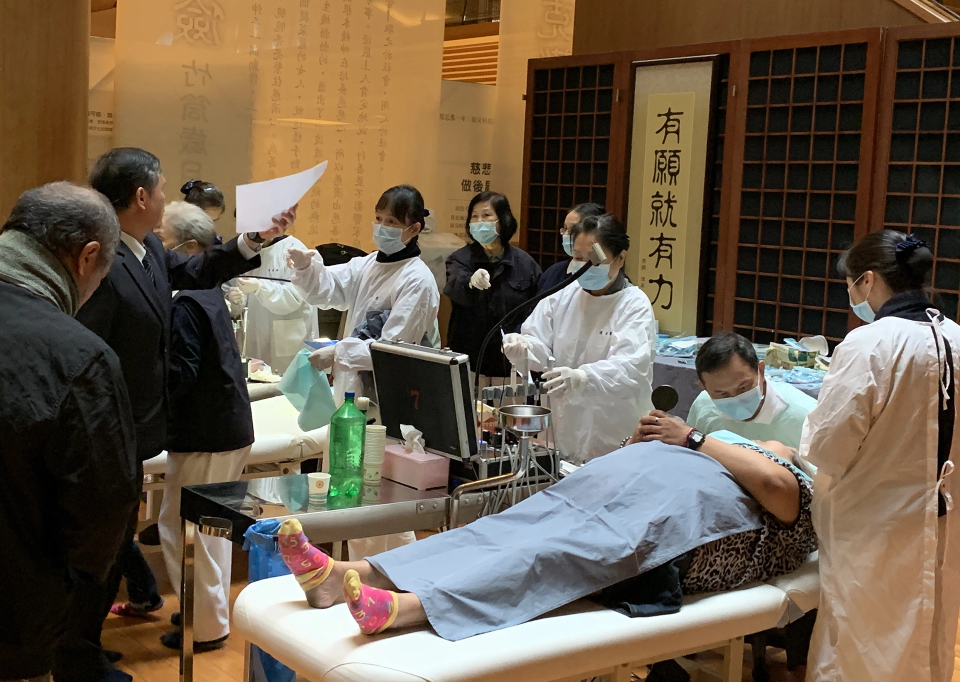 12日桃園靜思堂舉行了冬令發放暨圍爐活動,邀請桃園地區慈濟照顧戶、獨居長者逾350人一起來桃園靜思堂提前圍爐,現場亦安排各類分站活動。