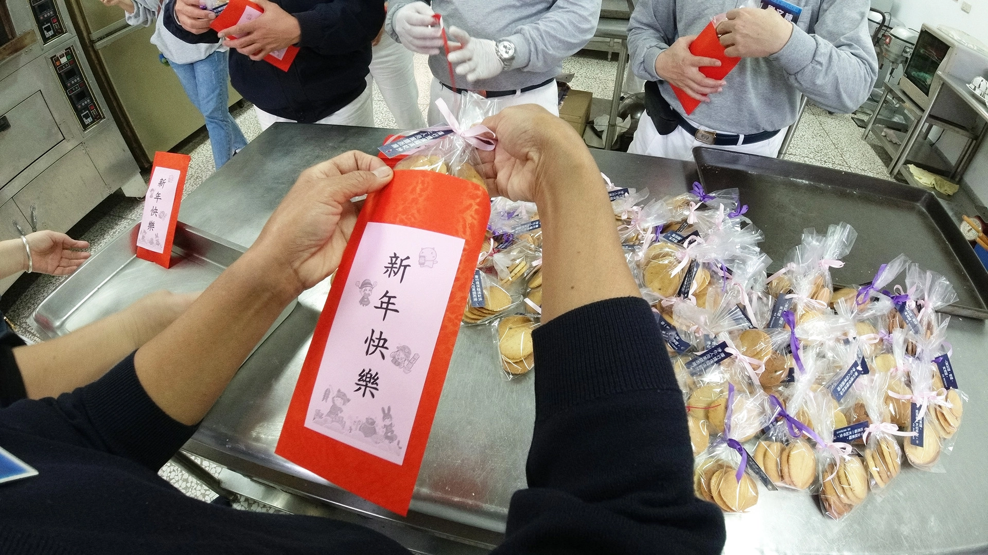 此次慈少隊輔與學員近百人，為了提供最有趣的活動，提早進行分組準備工作，有學員負責親手製作餅乾，經過揉麵、壓平、烘烤、用紅包袋包裝，最後分送給長者，呈獻給阿公嬤的心意。