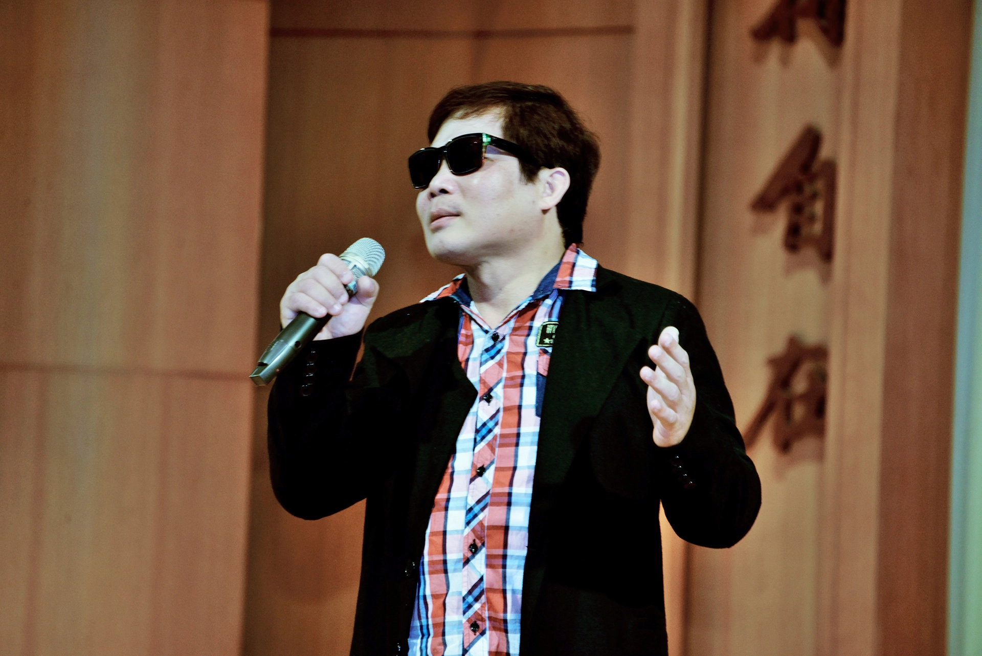 不向命運低頭、不認輸的張振華,不僅是一位按摩師傅,也是視障歌手,在冬令圍爐感恩會中勉勵大家發揮人生的價值,多參加公益活動回饋社會。