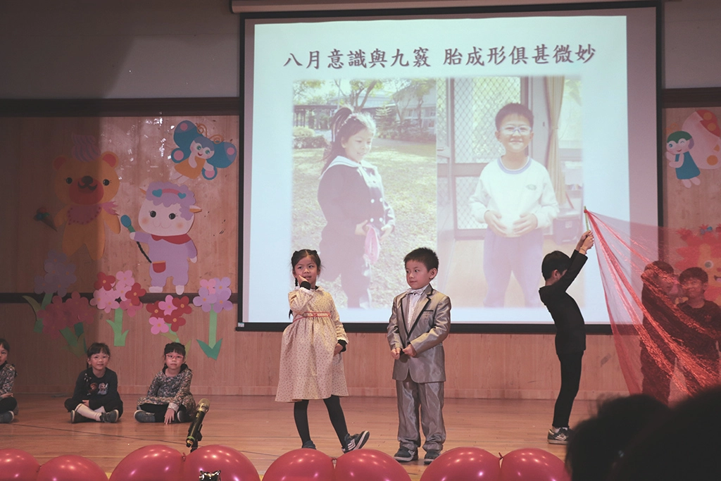 這是一年一度熱鬧精彩的慈大附中附設幼兒園「班級暨課後才藝成果發表會」!連著兩天演藝廳現場座無虛席,700多位家長觀眾蒞臨,專注看著台上小寶貝自信又大方的演出,欣慰地直呼—看到寶貝的成長,真的慶幸自己能為孩子選擇慈幼這樣優質的學習園地。