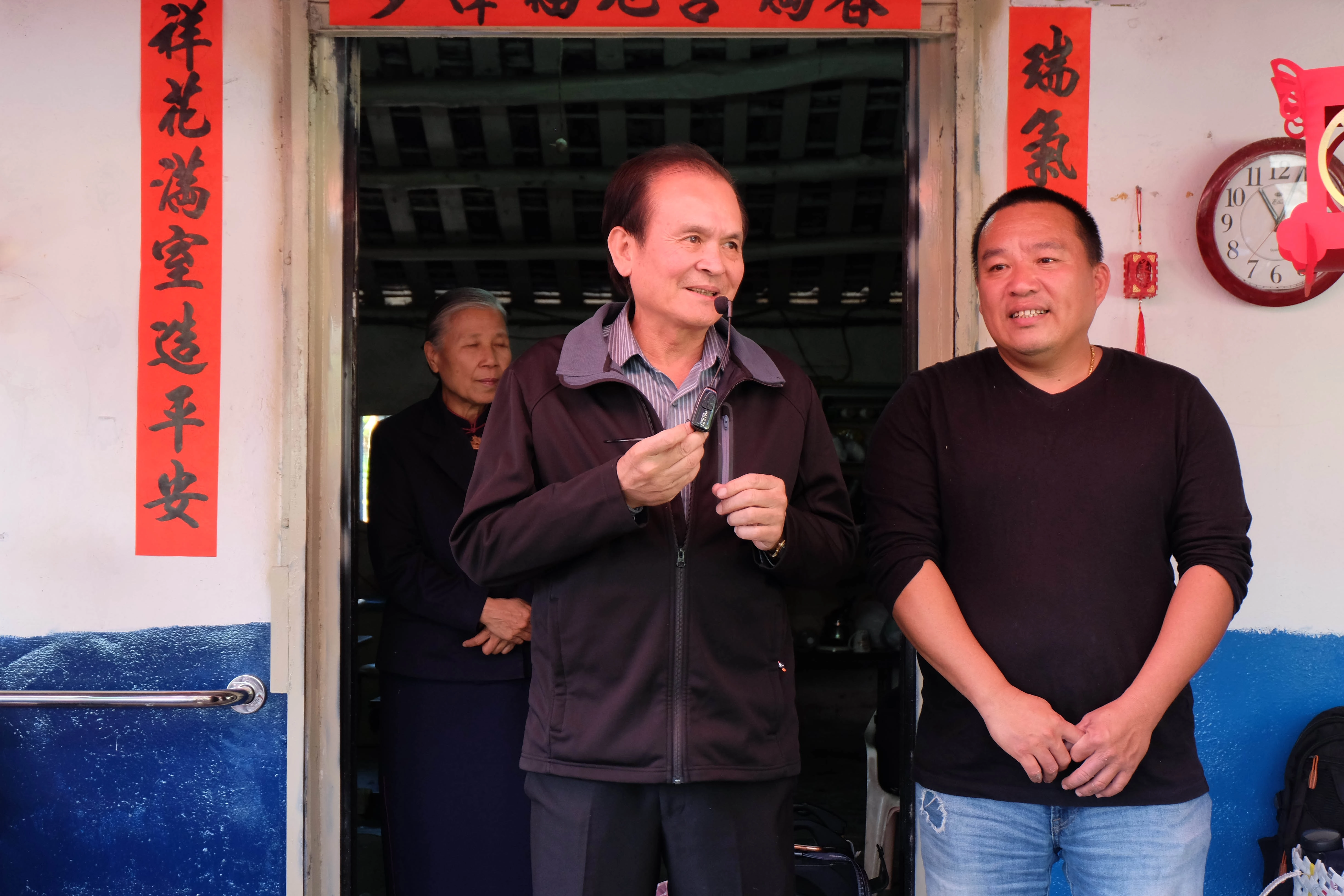 鳳林鎮長蕭文龍(左)也特地前往,參觀張老先生的新厝,與鄉親圍爐,他說,感謝慈濟基金會給予協助,幫助張老先生。右為鳳義里里長蕭文立。