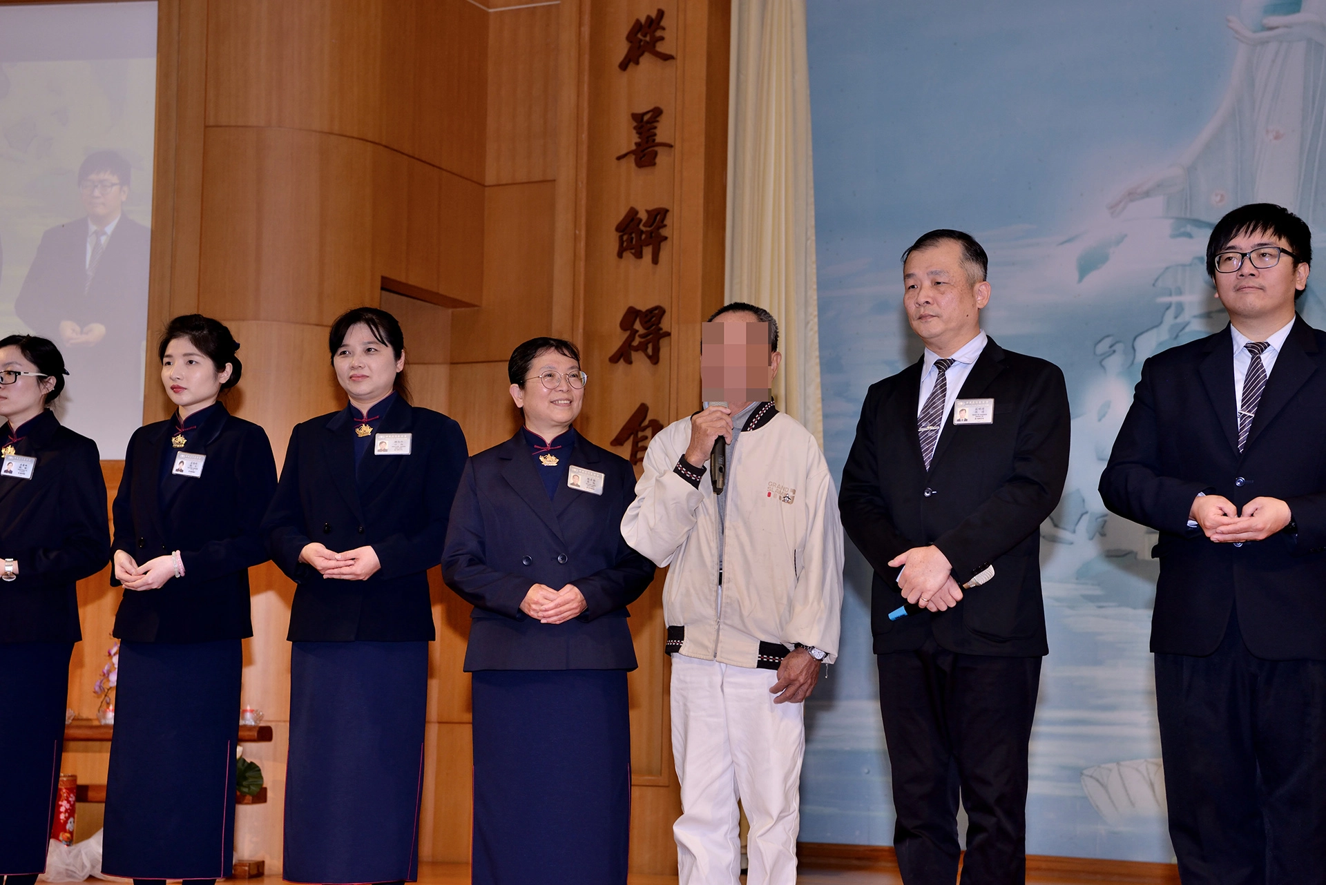 石先生上臺感恩慈濟讓他改變人生觀,看見自己的價值,並希望自己能夠早日恢復健康,再回到環保站做分類。