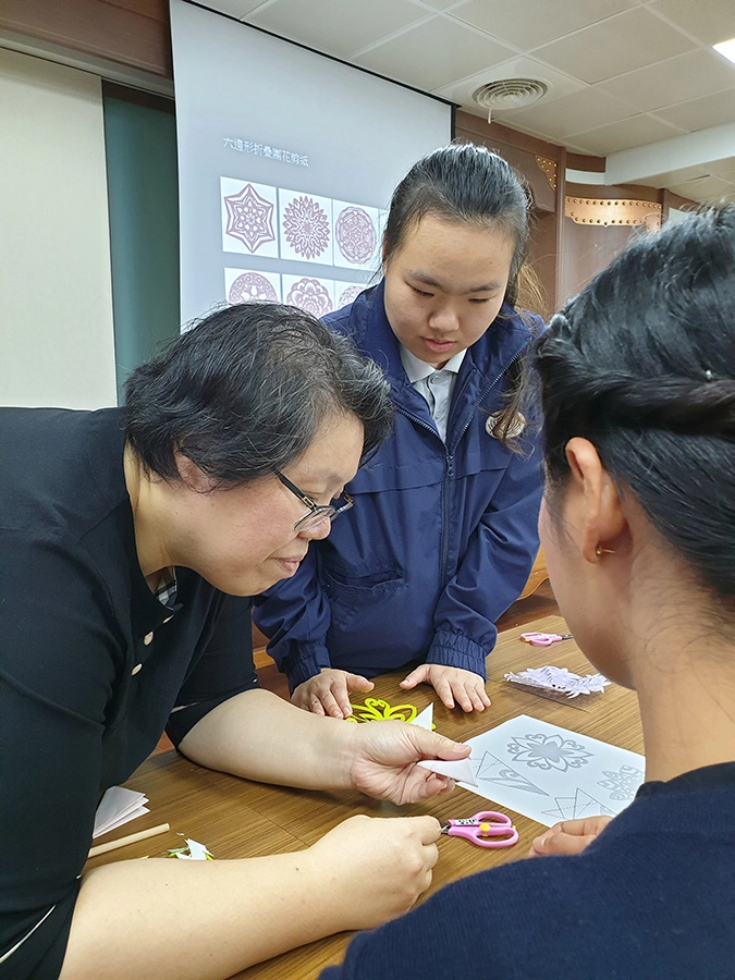 1月8日至1月17日泰國納黎宣大學的華語人文營,慈大華語中心安排了三位來自泰國的學生當小隊輔,其中英美系大四許婉同同學(中),說得一口流利的中文,但她卻是道道地地的泰國人。