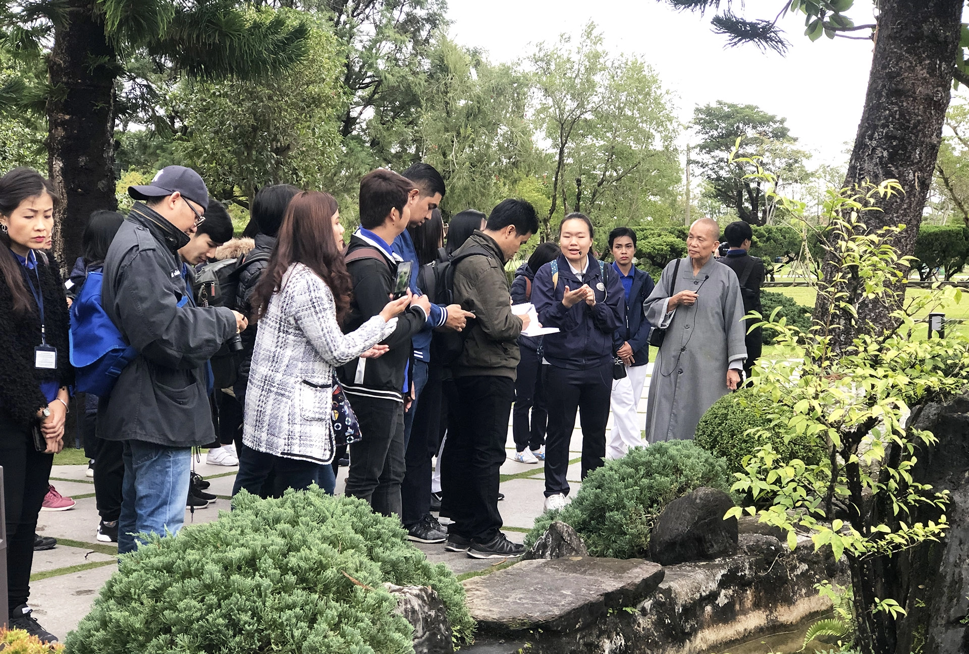 許婉同覺得最難的是文言文還有要翻出佛教的精神,雖然泰國也是佛教,但是南傳佛教和漢傳佛教用語和意義還是不太一樣,她還需要再想一下或是再問一次,消化了再講給大家聽。