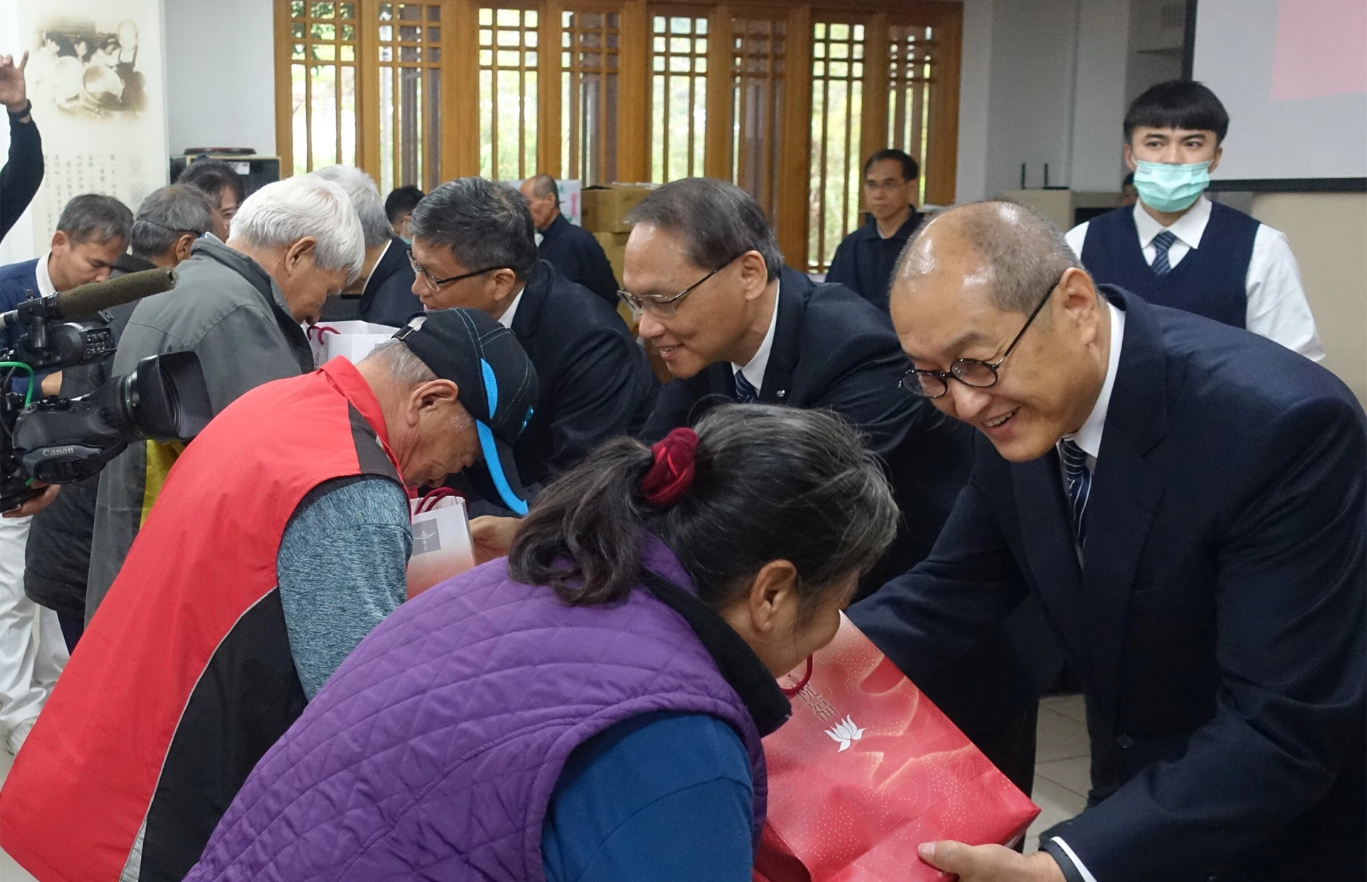 慈濟慈善志業執行長、副執行長發放祝福禮,祝福照顧戶新的一年平安。