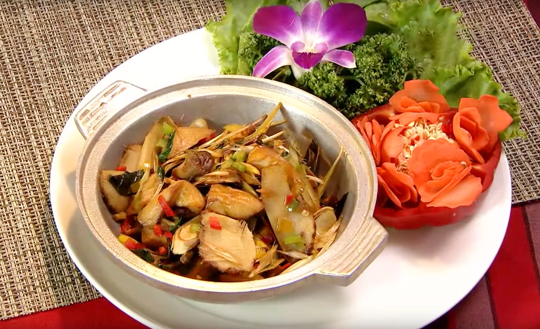 南洋風香料讓杏鮑菇料理,具有刺激性香味,賦予食物以風味,增進食欲,幫助消化。
