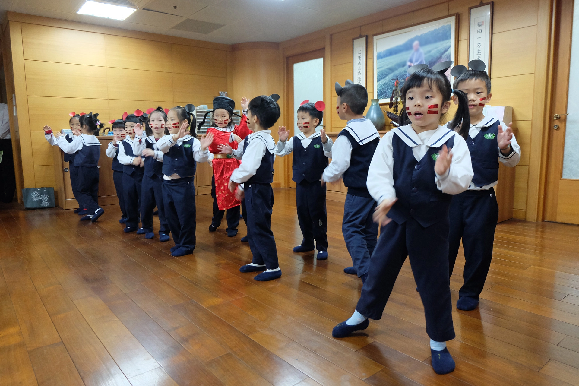 幼童們唱著新年歌,用誠懇的心祝福,擺動身體又動又唱,模樣超可愛,馬上圈粉叔叔阿姨們。