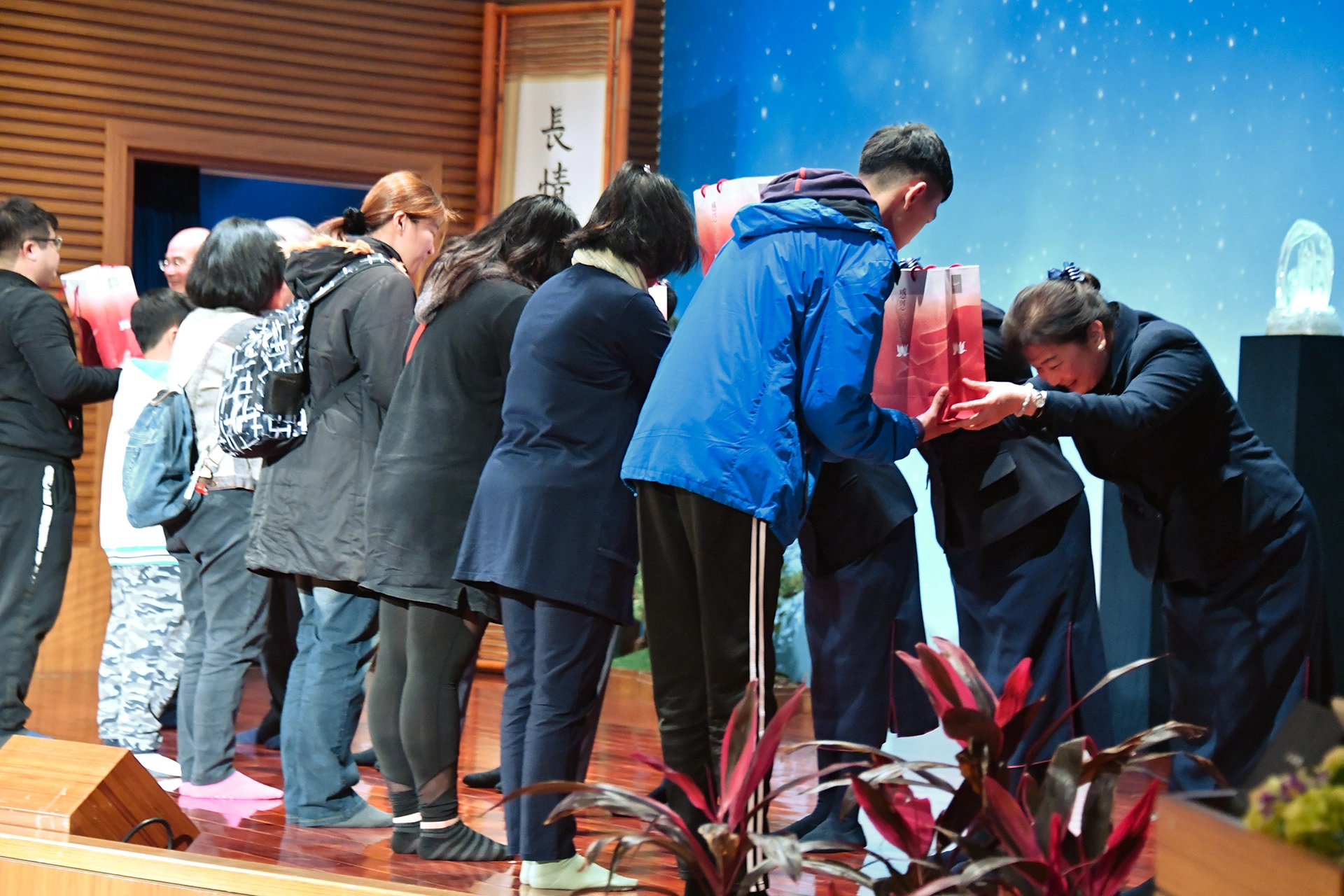 慈濟志工及人醫會的醫護志工團隊等人,用心關懷、溫暖陪伴照顧戶。