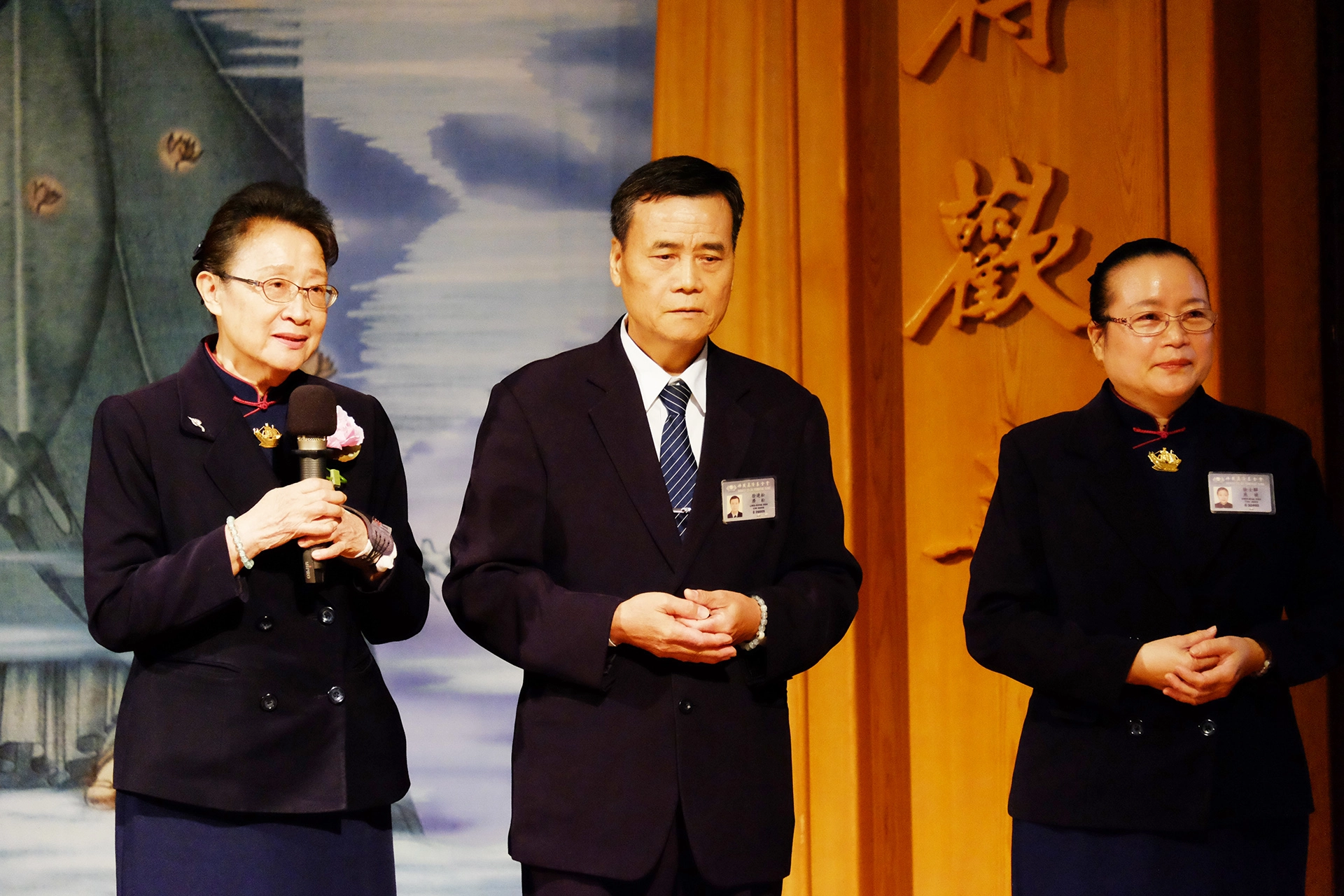慈濟基金會歲末祝福壓軸場20日在台東聯絡處辦理,曾拍攝過如常的陳瑞凰與先生徐連松、小姑徐士驊一家人見證分享。