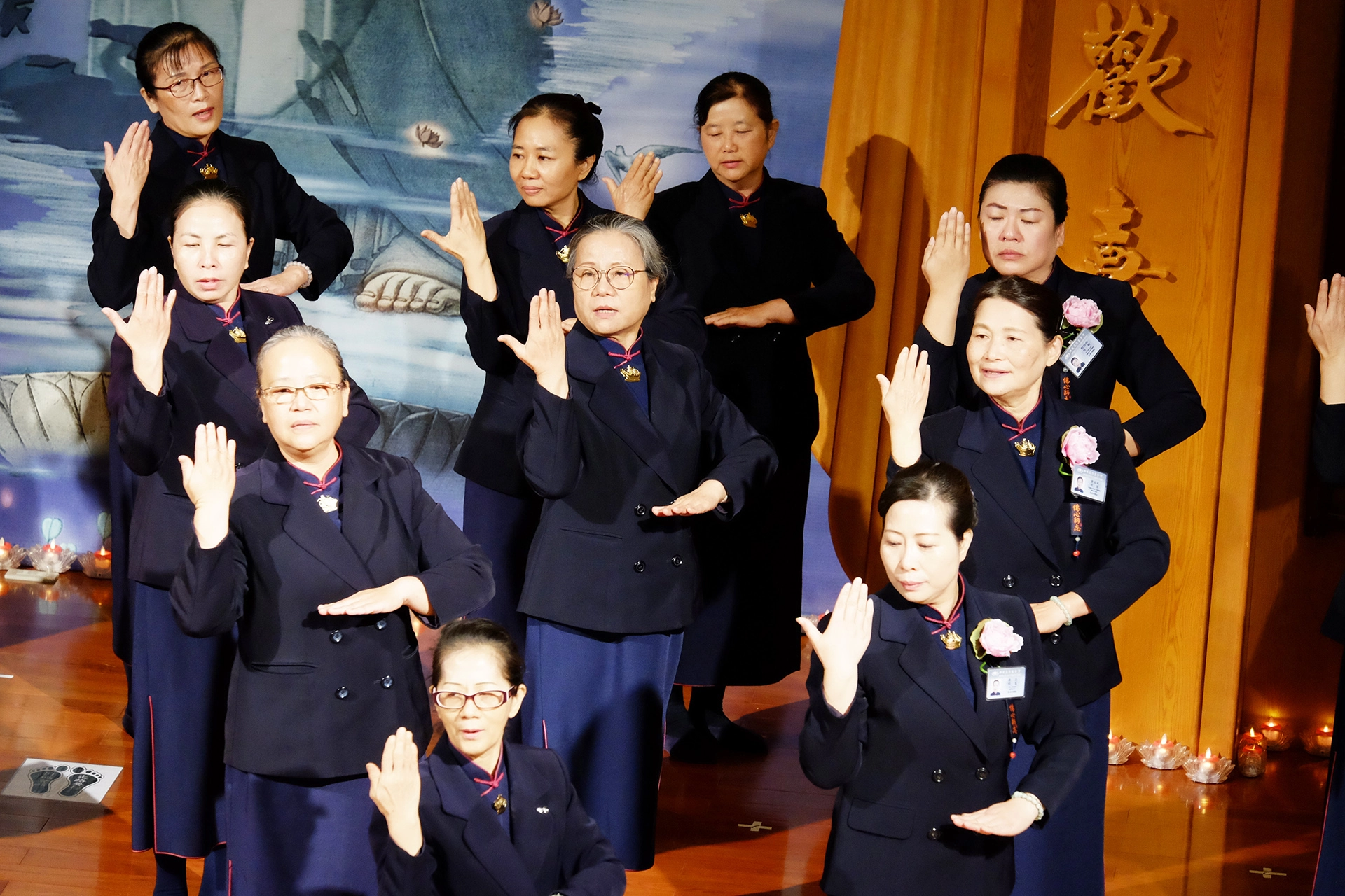 台東歲末祝福吸引近千人與會,一同點傳心燈,演繹智慧如海,場面莊嚴肅穆。