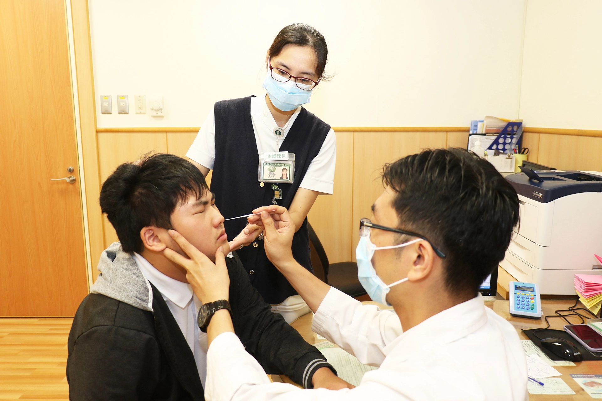 臺中慈濟醫院感染科主任王瑞興提醒,就醫時告知醫師旅遊史、職業別、接觸史及群聚情形以供醫師確切診斷。