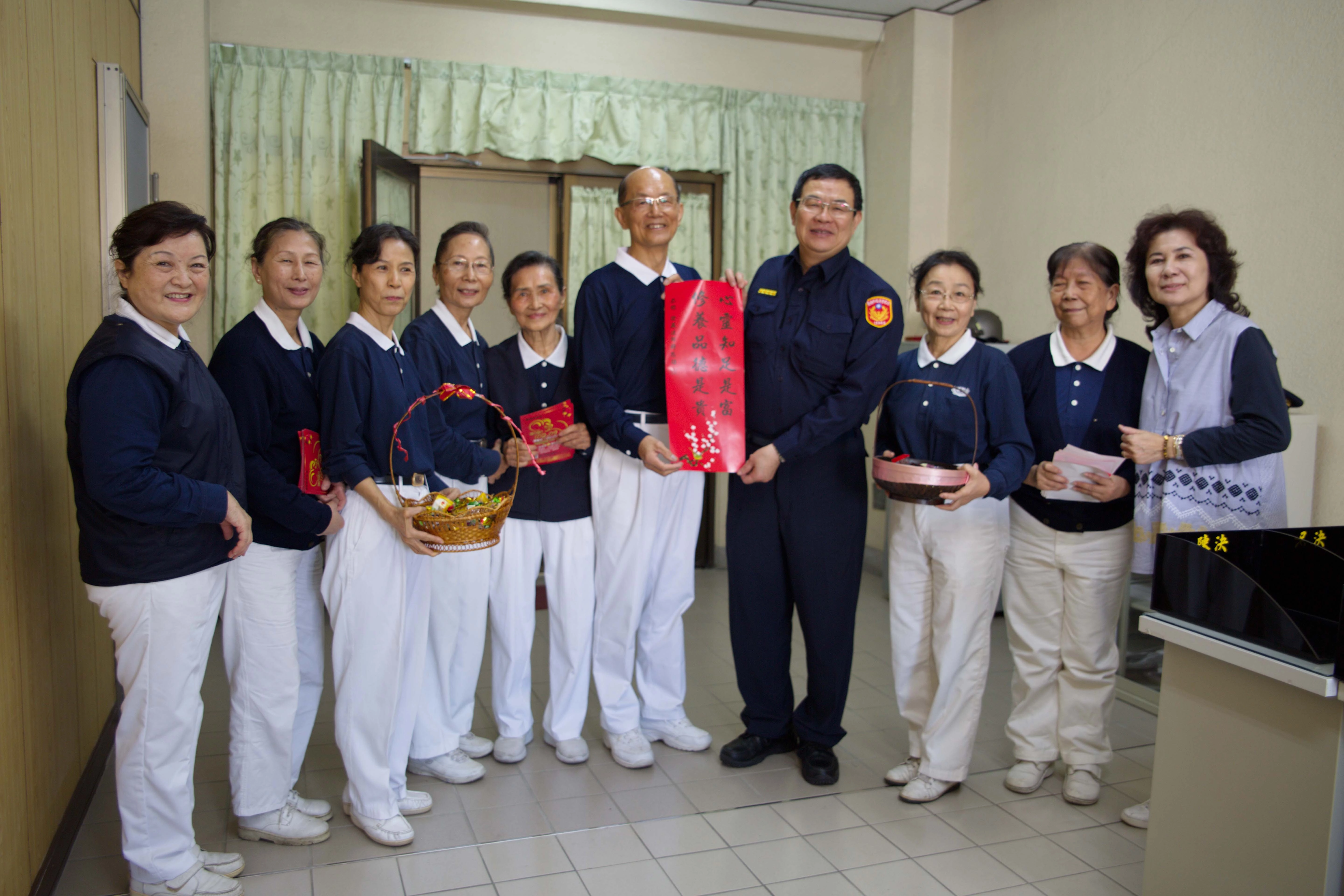 隨著農曆年節接近,春安工作跟著啟動,員警們的勤務也越來越忙!慈濟志工前往警局關懷辛勞的員警,為他們加油,感恩他們平日的辛勞也預祝新春佳節快樂。