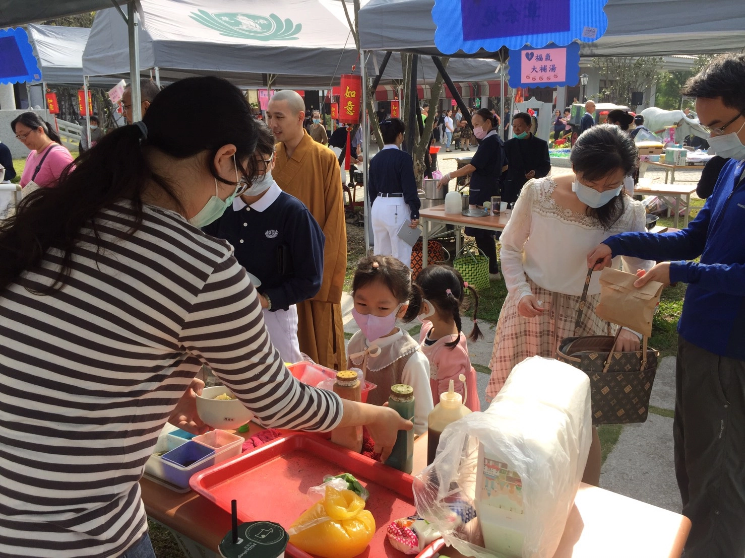 各式社教班隊活動與舞蹈、表演,搭配著三十七道美食攤位,農曆春節初一的慈濟臺南善化聯絡處成為出外旅遊闔家同遊的最佳親子同樂去處。