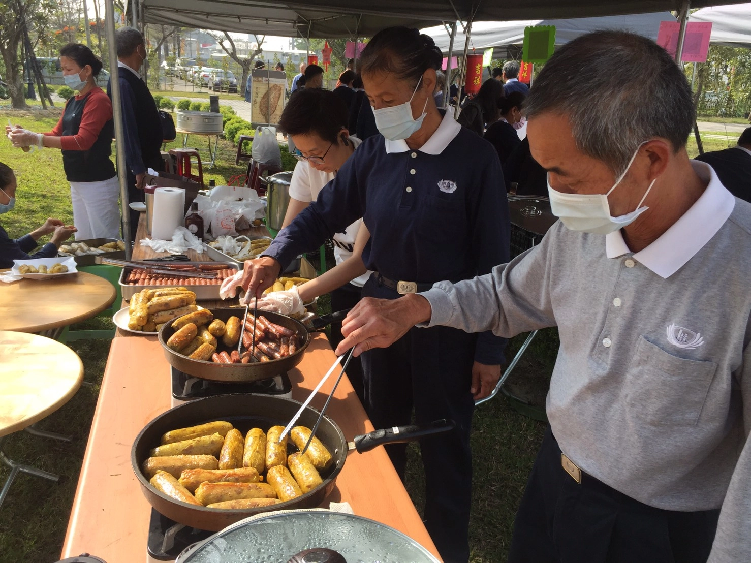 各式社教班隊活動與舞蹈、表演,搭配著三十七道美食攤位,農曆春節初一的慈濟臺南善化聯絡處成為出外旅遊闔家同遊的最佳親子同樂去處。