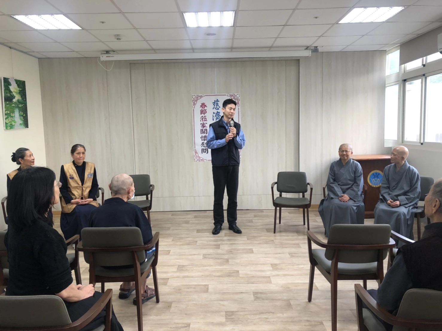 東區老人之家主任宋冀寧感謝靜思精舍師父連續多年帶來祝福與關懷,讓長者感受到滿滿的愛。