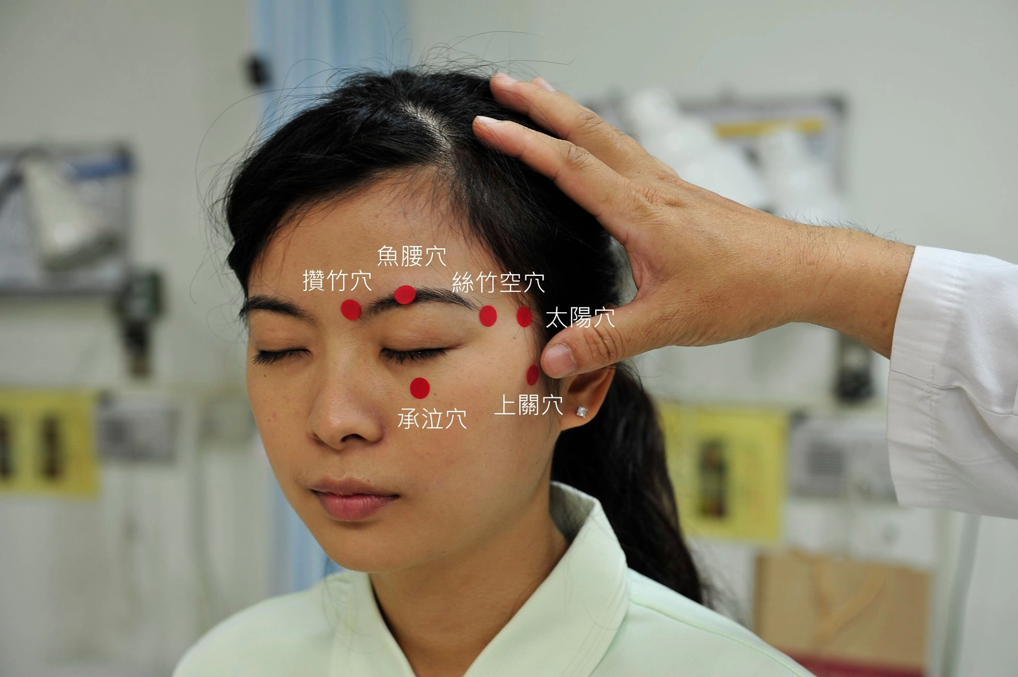 針對眼睛四周局部穴位進行按壓,上下各推5至10次,就可以減緩腫脹感。